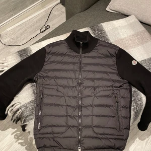 Moncler  - Säljer min cardigan som är perfekt nu till våren och sommaren . Den är i nyskick och knappt använd. Ju snabbare affär ju billigare.