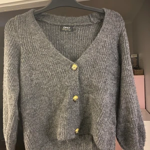 Söt kofta - Grå stickad kofta ifrån only som aldrig har användts, helt ny❤️ storlek XS