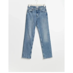  ginatricot jeans - använder knappast vill bli av med de pga de bara ligger i garderoben,pris kan diskuteras vid snabb affär