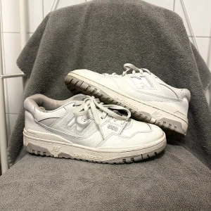 New Balance 550 white  - Fina skor från merchsweden, inga skador alls och använt få gånger! Nypris 2299kr och säljer för 900kr, kan gå ner vid snabb affär 👍🏼 