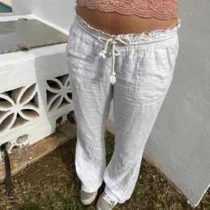 Roxy linnebyxor  - Säljer dessa as snygga och populära roxy byxorna då dom var lite för stora för mig, byter gärna till xs!❤️
