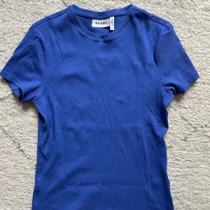 weekday tröja - nyskick!! helt aonvänd 💗skönt stretchigt material