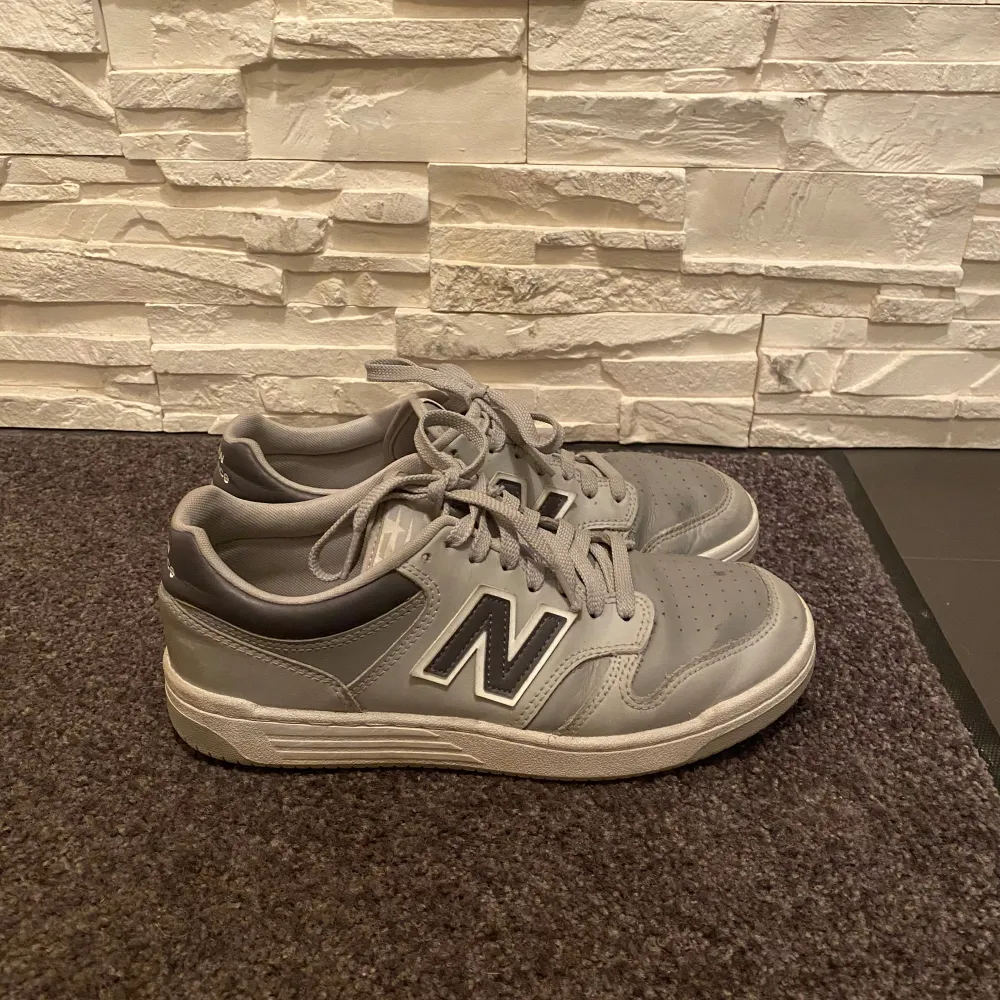 Snygga gråa new balance skor i storlek 41. Har en liten fläck (se bild 3) men det märks inte så mycket. Kan tänka mig att gå ner i pris. Perfekt nu till våren 🥰. Skor.