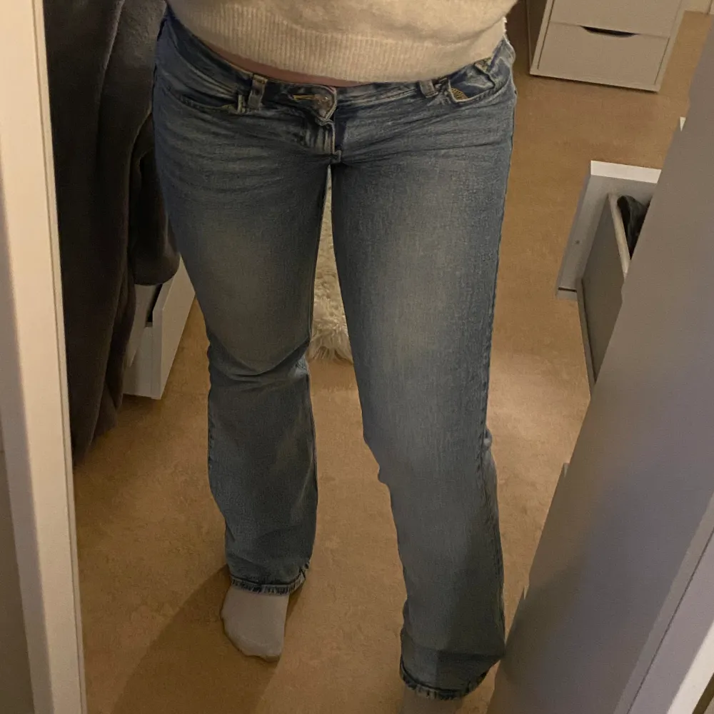 Ljusblå lågmidjade jeans från HM i storlek 36. Midjemått: ca 39-40cm rätt över. Innerbenslängd: 75cm. Säljer pga att de inte kommer till användning. Långa i benen, jag är 165cm. Inga defekter✨. Jeans & Byxor.