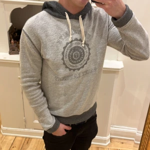 Ysl hoodie - Säljer den här as feta hoodien från Yves saint Laurent som är sparsamt använd. På taggen står det xs men skulle mer säga att den passar s