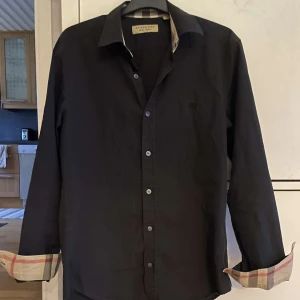 Burberry skjorta - Skit fet svart burberry skjorta, perfekt till sommaren! Inga defekter. Passar även M