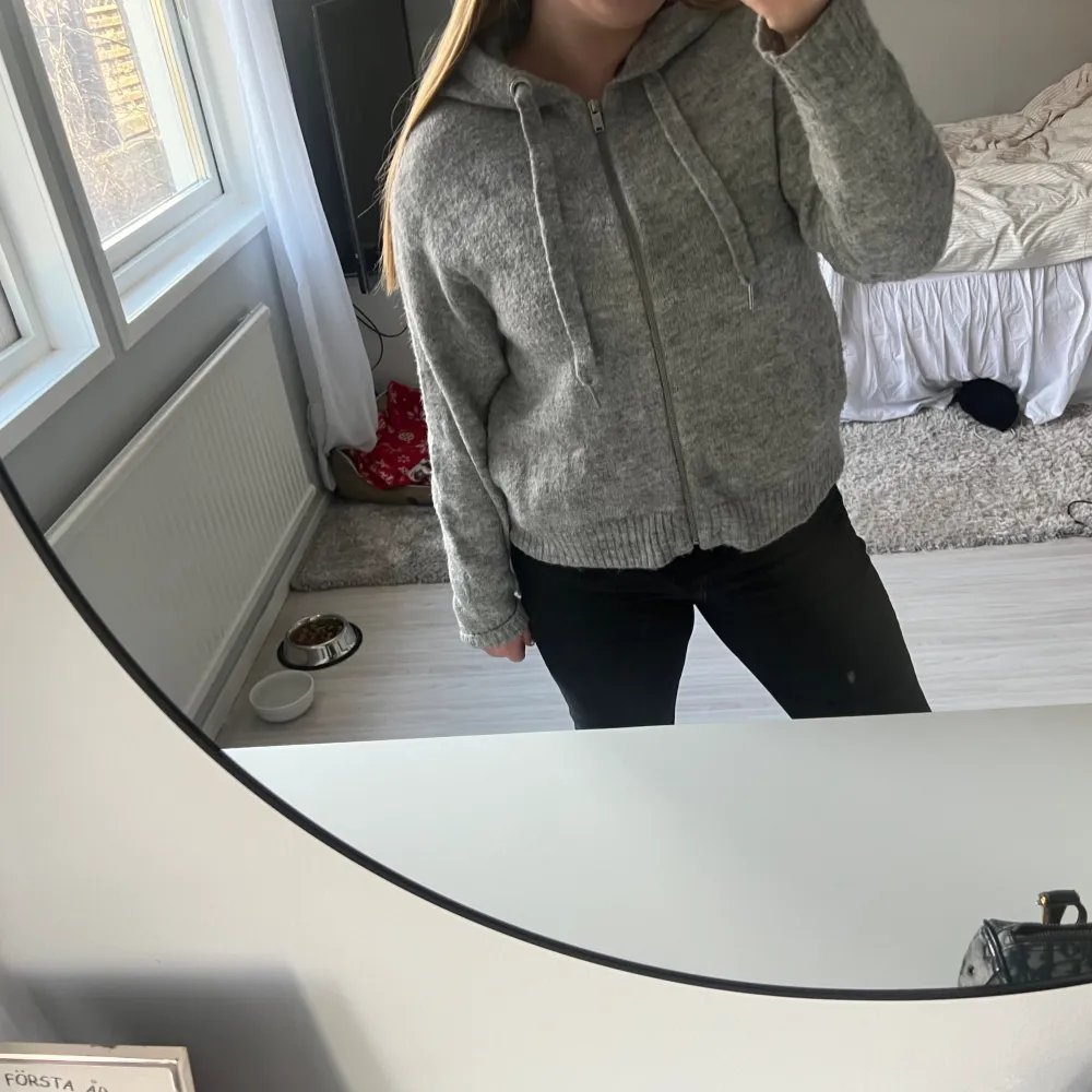 Sjukt snygg stickad zip hoodie ifrån hm!! Sticks inte alls och är jätte skön ☺️ storlek M men passar ifrån S beroende på hur man vill ha passformen! Pris kan diskuteras vid snabb affär 🥰. Neuleet.