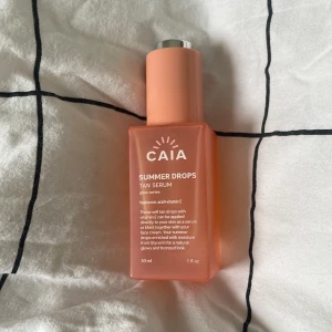 Caia summer drops  - Säljer Caia summer drops ! Ungefär 80% kvar i flaskan därav priset ❤️ den doftar jätte gott och ger en fin färg ! Original pris är 295 kr 