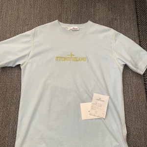 Stone Island T-shirt  - Sparsamt använd Stone Island tisha som är perfekt till sommarn! Cond 9/10 använd 4-5 gånger. Inköpt för 980 kr, mitt pris 450. DMa gärna vid frågor!