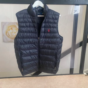 Ralph Lauren Väst - Säljer nu min ralph lauren väst, den är i superfint skick skulle nästan säga 10/10. Köpt på hanzens för inte alls länge sen, nypris 3500, mitt pris 1499, skriv för frågor eller mera bilder😃💛