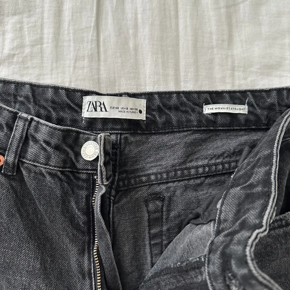 Mellanmidjade gråa raka jeans från zara. . Jeans & Byxor.