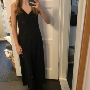 Svart bal klänning  - Jätte fin svart bal klänning, aldrig använd , det sitter lapp på. Jag tar inte hand om frakt