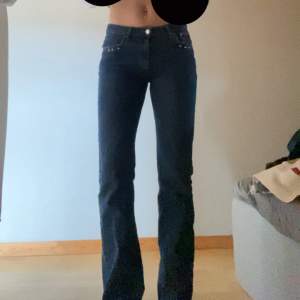 Mörkblåa bootcut jeans!  Inga defekter, se detaljer sista bilden🩷 Midjemått- 37cm Innerbenslängd- 83cm Passar mig som är 180🩷  Skriv vid frågor🩷
