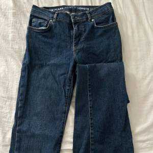 Lågmidjade, bootcut jeans från bikbok i nyskick. (Sista bilden visar hur dem sitter på modellen, men de är mer lågmidjade på mig) 