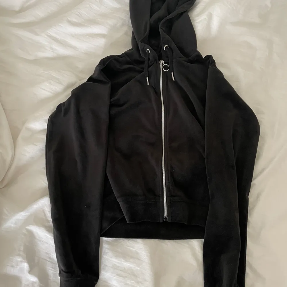 Gina Tricot svart velour zip hoodie i strl 146/152, den är i fint skick använd fåtal gånger🤍Säg gärna till om fler bilder önskas.. Hoodies.
