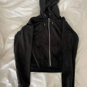 Gina Tricot svart velour zip hoodie i strl 146/152, den är i fint skick använd fåtal gånger🤍Säg gärna till om fler bilder önskas.