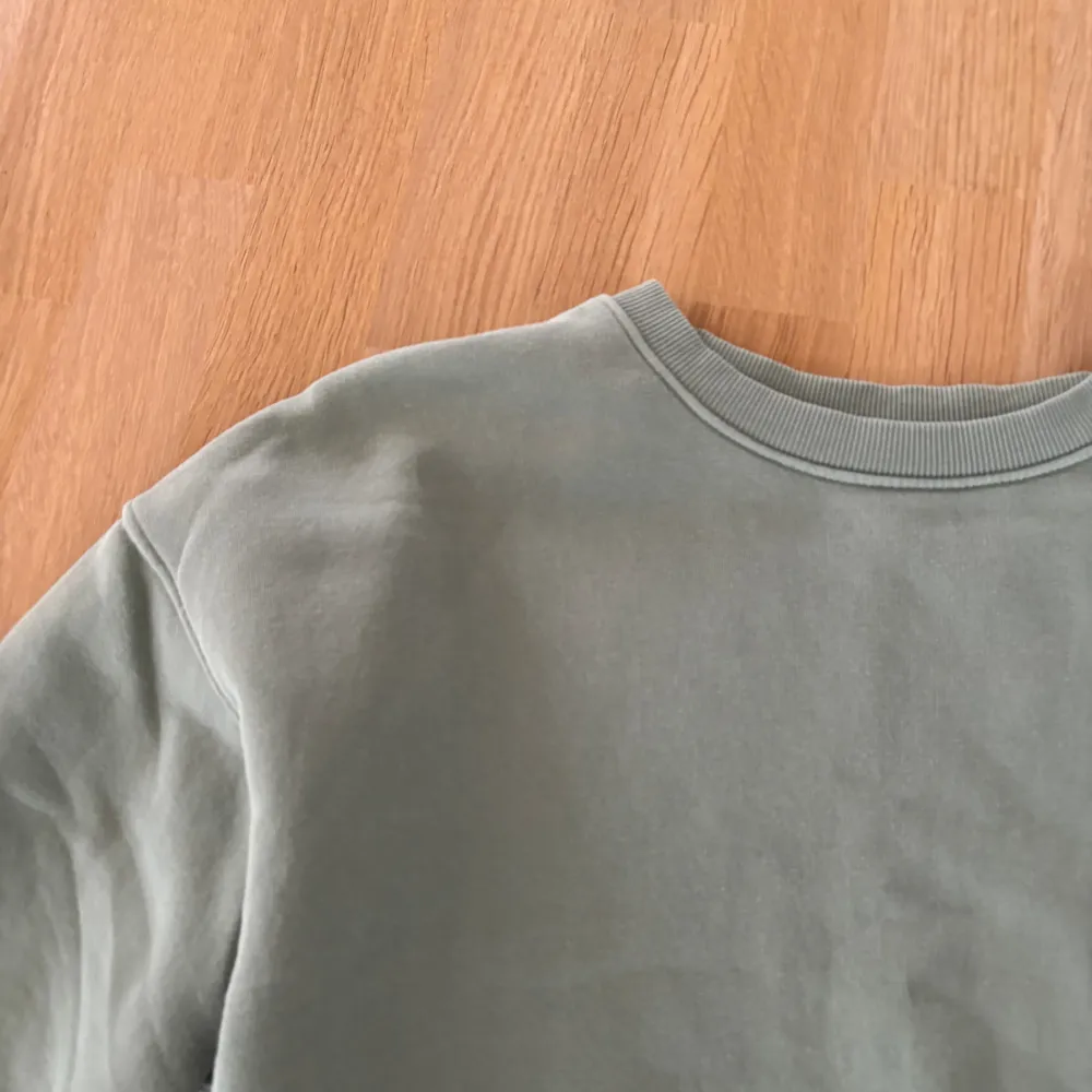 En fin grön sweatshirt från Lindex i storlek S. Säljer då den inte kommer till användning. Bra skick . Hoodies.