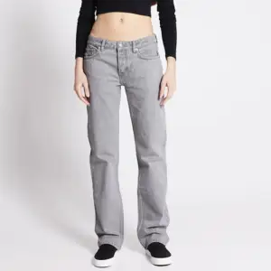 Grå jeans från Lager 157, modellen ”Icon”. Helt nya.