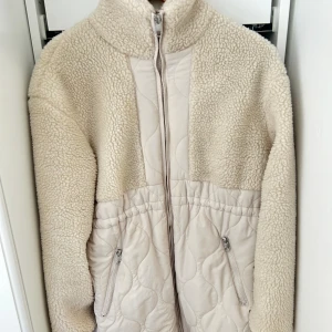Beige jacka - En fodrad jacka från Vero Moda, jättefin och använd Max 2 gånger  