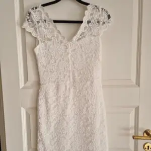 Fin vit spetsklänning perfekt till studenten😍