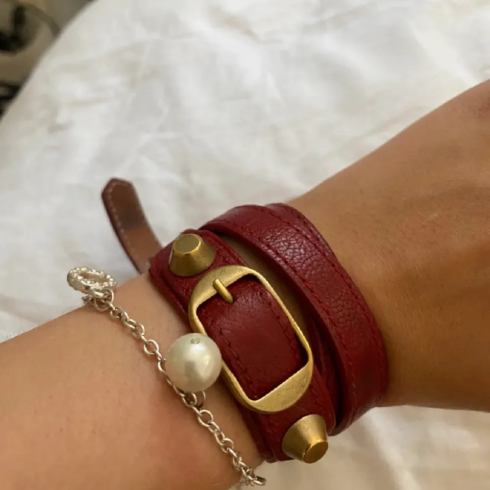 Intressekoll på mitt röda balenciaga armband! Bilden är lånad så skriv privat om ni vill ha fler! Nypris ca 2000kr om många är intresserade blir det budgivning ✨💖. Accessoarer.