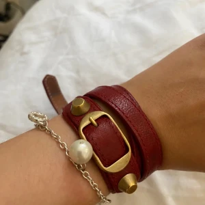 Intressekoll på balenciaga armband - Intressekoll på mitt röda balenciaga armband! Bilden är lånad så skriv privat om ni vill ha fler! Nypris ca 2000kr om många är intresserade blir det budgivning ✨💖