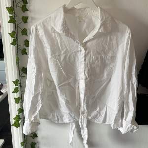 Vit skjorta från H&M i stl L, endast använd en gång🙌🏻den går att knyta som man vill vid magen! Köparen står för frakten🚀