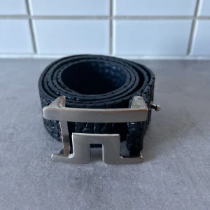 J.Lindeberg skärp - Fint skick på själva skärpet men spännet något missfärgat, se första bilden. Längd 90cm