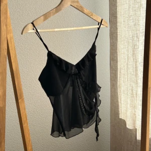 svart blus från hennes och mauritz - Superfin svart blus, använd 2-3 gånger men i superfint skick. 50kr+frakt