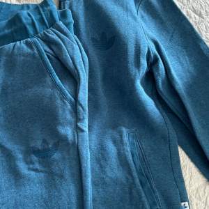 Äkta Adidas mjukiset - huvtröja med zip och mjukisbyxor i jättefin blå färg! Storlek S! Som nytt! 100kr för båda delarna 