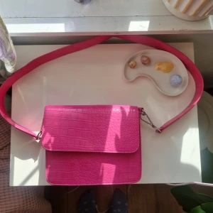 Svinsnygg rosa väska - Säljer denna såå snygga rosa väska då jag har alldeles för många! Använd bara några få gånger, så i jättefint skick💕 säljer för 200:- + frakt🫶🏻