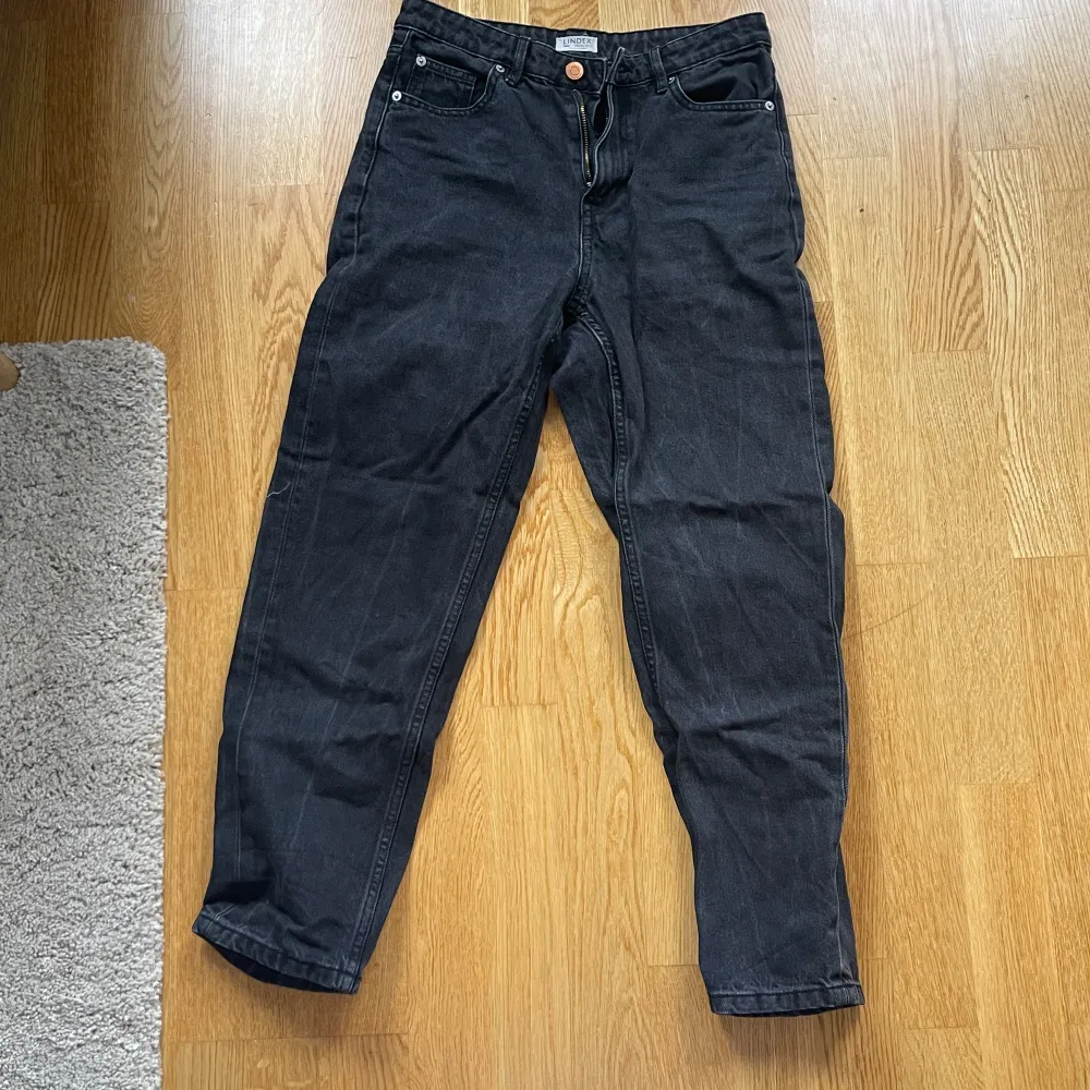  Säljer mina svarta jeans från Lindex  Som inte längre kommer till användning och som dessutom är för små. Storlek 36 men skulle även säga att de passar på mindre storlekar. Hör av er vid eventuella frågor eller funderingar <3. Jeans & Byxor.