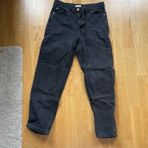 Svarta lindexjeans  -  Säljer mina svarta jeans från Lindex  Som inte längre kommer till användning och som dessutom är för små. Storlek 36 men skulle även säga att de passar på mindre storlekar. Hör av er vid eventuella frågor eller funderingar <3