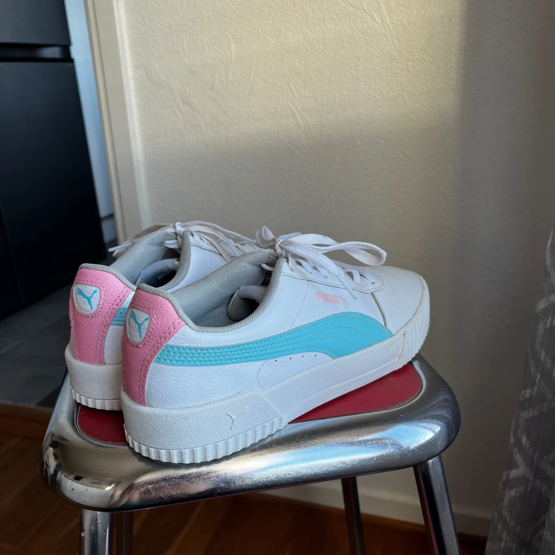 Söta vita Puma sneakers
