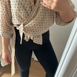 Blus bikbok - Blus , bikbok Sorlek L  Men passar mig som har s 