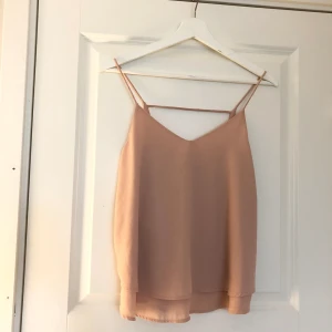 Linne - Linne i blus-material Från Vero moda  Storlek XS Pris: 50kr