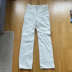  Hej säljer mina vita never denim jeans i storlek 27. De är försmå och kommer tyvärr inte till användning längre. Skriv gärna gällande frågor / funderingar 