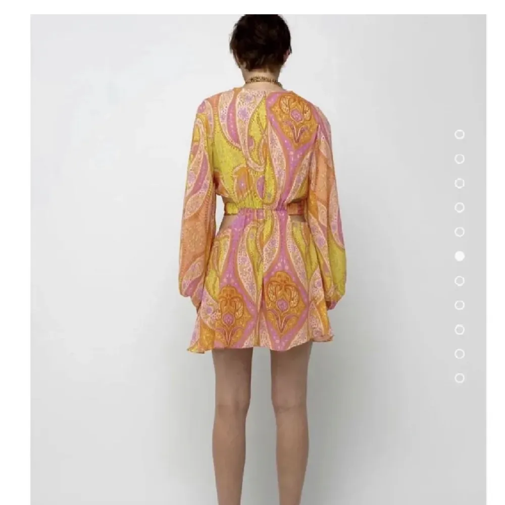 Oanvänd mönstrad klänning från Zara med prislapp kvar, köpt i Spanien. Köptes för cirka 800 kr. Lånade bilder!!! Har egna bilder vid frågor🧡. Klänningar.