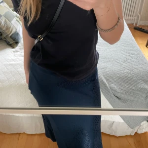 Marinblå satinkjol - Superfin marinblå satinkjol nu till sommaren. Köptes för något år sedan och har knappt kommit till användning sen dess.❤️