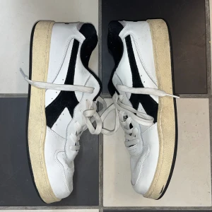 Diadora sneakers - Diadora sneakers i vitt & svart. Lite slitna men ändå rätt okej! En collab: Mi Basket Low Horsy x Paura Nya kostade de cirka 2400