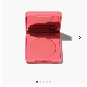 Caia blush  - Färg,Watermelon sugar. Säljer eftersom den inte passar min hud, använt 2-3 gånger, som ny 