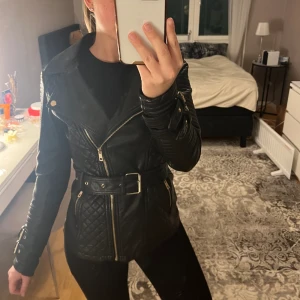 Skinn jacka - Slim fitted jacka som. Sitter super fint kroppen och passar perfekt till våren. Jackan är i fint skick och knappt använd.