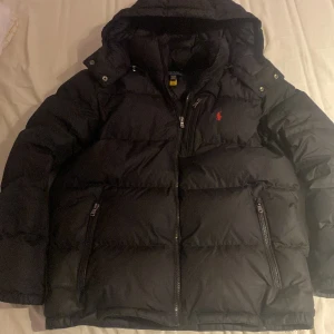 Ralph lauren  - Hej säljer en fet raffe jacka som jag tröttnat på väldigt fräsh dock skick 9/10 som ny tar även byte mot skor eller Cardigans. 