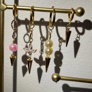 örhängen  - Säljer handgjorda örhängen i rostfritt stål.❤️‍🔥❤️‍🔥❤️‍🔥                 Långa: 60kr st/ 90 för ett par                                     Korta: 50kr st/ 80 för ett par.                   ‼️Det går att skriva till mig om ni vill ha custom made i egen design🤗