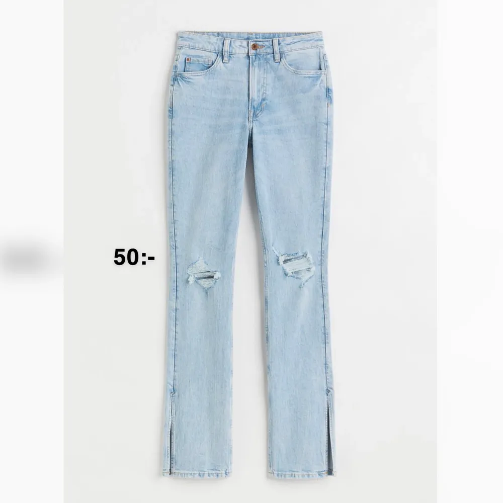 Utsvänga jeans med slits från h&m. Knappt använda. Jeans & Byxor.