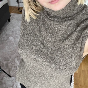 Tröja - Jättefin brun/beige väst från bikbok. Köparen står för frakten. 