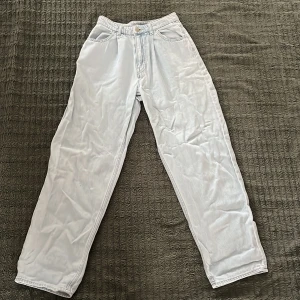 Ljusblåa jeans - Helt okej skick, fråga gärna om mer frågor!