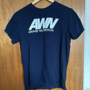 T-shirt  - Mörkblå tshirt 