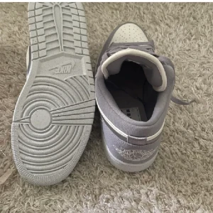 Jordan 1 Low - Ett par snygga limiterade jordsn 1 Low som inte är använda!  De kostar 1900 som billigast online, säljer för 1099! Hör av er vid frågor eller liknande