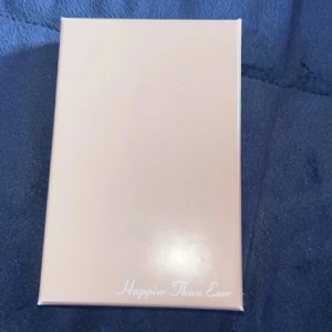 billie eilish goldwing örhängen  - billie eilish örhängen, äkta guld fran hennes hemsida. Ny pris: ca 500kr. väldigt bra skick, aldrig använda!💕 använder endast köp nu! först till kvarn som gäller!